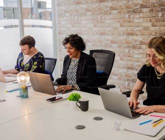 ۱۰ گجت ضروری برای دانشجوها در سال تحصیلی جدید | راهنمای خرید ۲۰۲۵