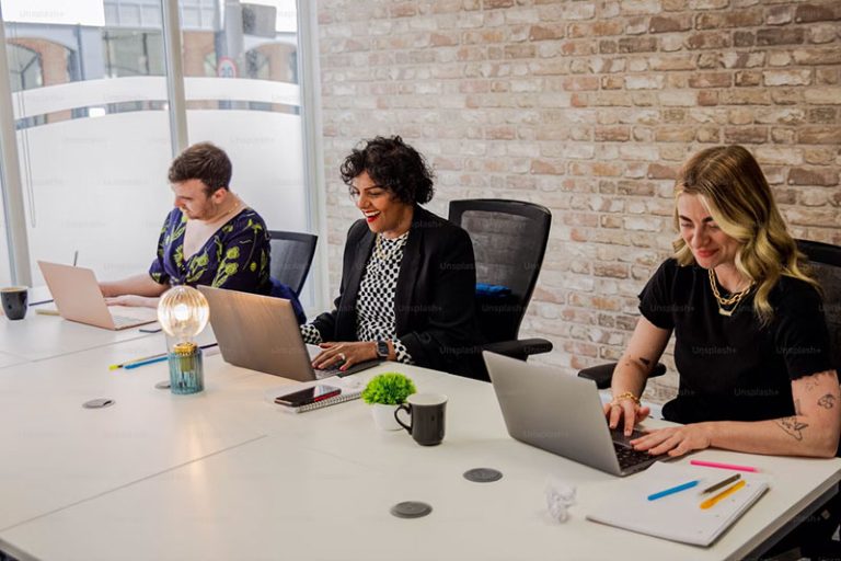 ۱۰ گجت ضروری برای دانشجوها در سال تحصیلی جدید | راهنمای خرید ۲۰۲۵